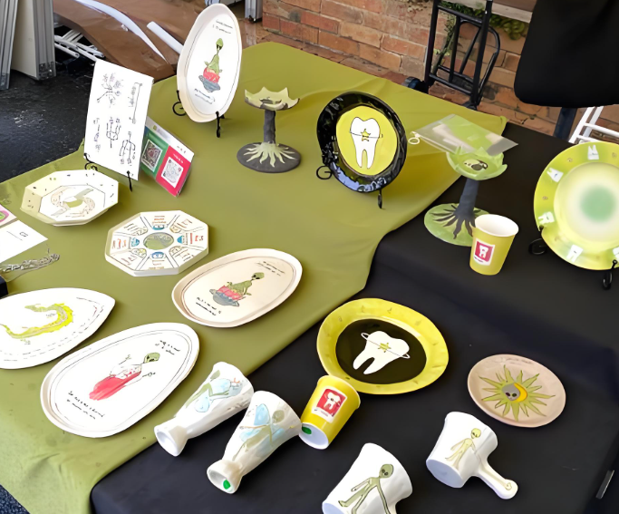 景德镇一瓷杯摊位疑被游客踢倒 景德镇瓷器摊疑被游客踢倒造成六千元损失