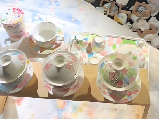 景德镇一瓷杯摊位疑被游客踢倒 景德镇瓷器摊疑被游客踢倒造成六千元损失