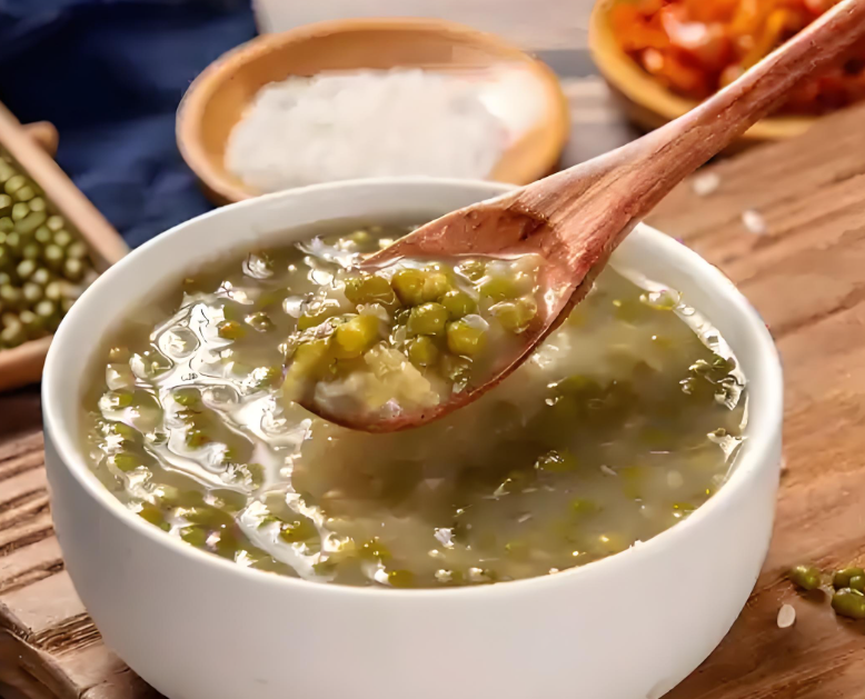 三伏天最该喝的 “消暑汤”！三伏天绿豆汤的神仙喝法清热解暑！