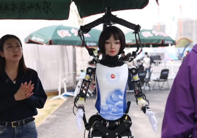 全球首款女团机器人10580元拍出 全球首个女团机器人被拍卖