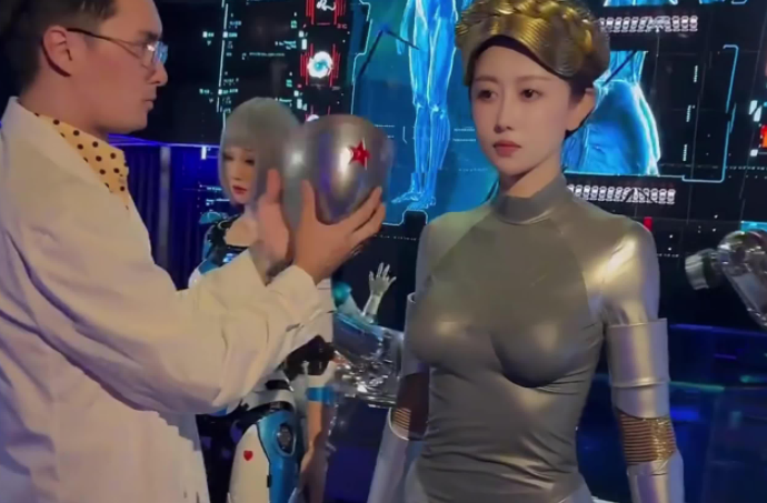 全球首款女团机器人10580元拍出 全球首个女团机器人被拍卖