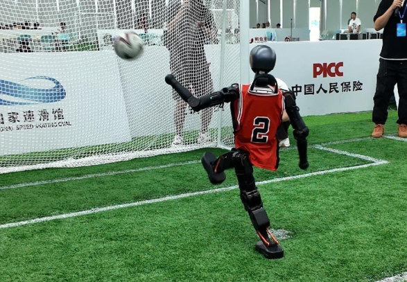 全球首个人形机器人运动会今晚启幕 16个国家的280支队伍参加世界人形机器人运动会