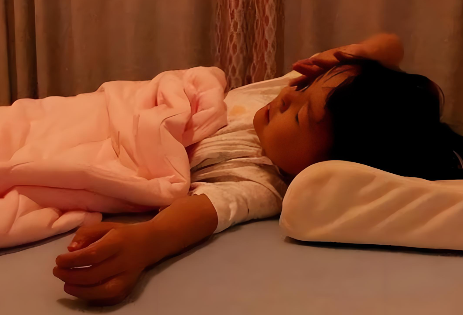 5岁女童梦游太吓人了！5岁女童凌晨梦游 被找到时站在湖边！