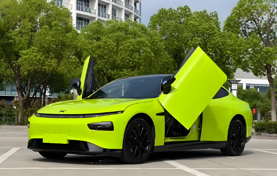 新小鹏P7鹏翼门版官宣！小鹏P7鹏翼门版哑光银 + 剪刀门 3.7 秒破百 + 800km 续航太能打！