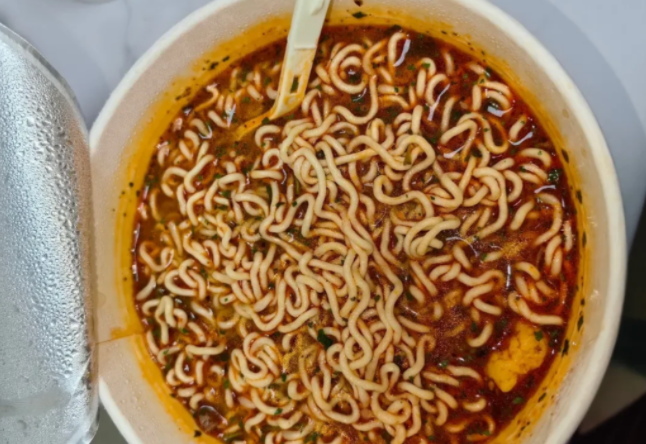 高铁“去泡面化”引热议!广州东站全面下架泡面 高铁“去泡面化”引热议!广州东站全面下架泡面