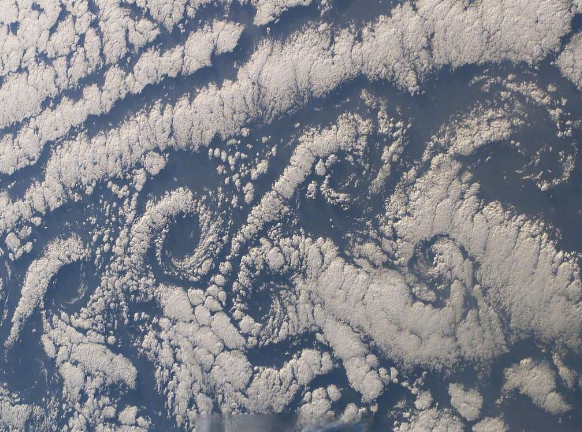 印度洋上空现10个神秘黑暗空洞 印度洋上空形成大片冯卡门涡流