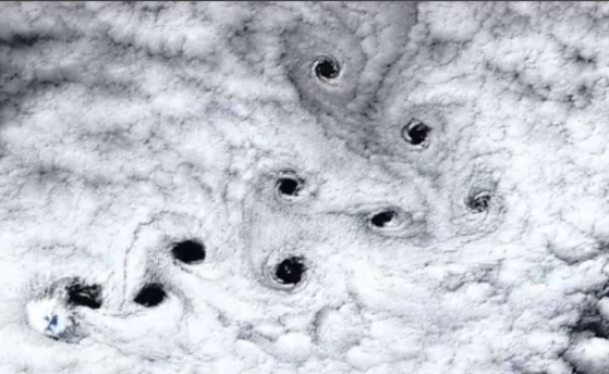 印度洋上空现10个神秘黑暗空洞 NASA最新数据揭示黑暗空洞 印度洋上空现10个神秘黑暗空洞 NASA最新数据揭示黑暗空洞