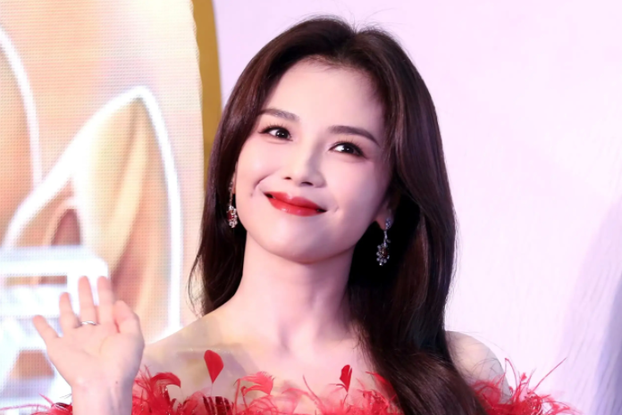 刘涛机场生图炸场!无袖白T牛仔裙小白鞋穿出教科书级清爽!