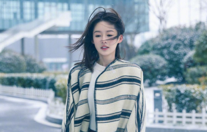 李沁今日杭州机场出发路透，穿灰色短袖搭配牛仔裤