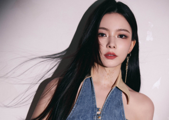 陈卓璇深灰色针织上衣搭配灰色薄纱连衣裙温柔甜美