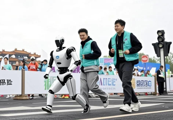 机器人史上首个百米“飞人”诞生 全程无人工遥控