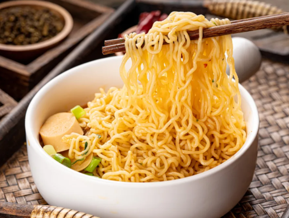 涨价的方便面正被年轻人抛弃 方便面三年少卖40亿包