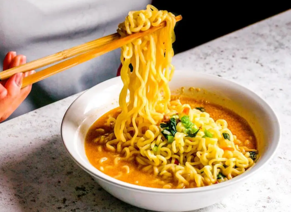 涨价的方便面正被年轻人抛弃 方便面三年少卖40亿包