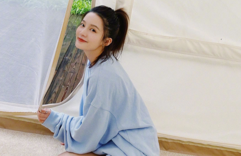 李沁今日杭州机场出发路透，穿灰色短袖搭配牛仔裤