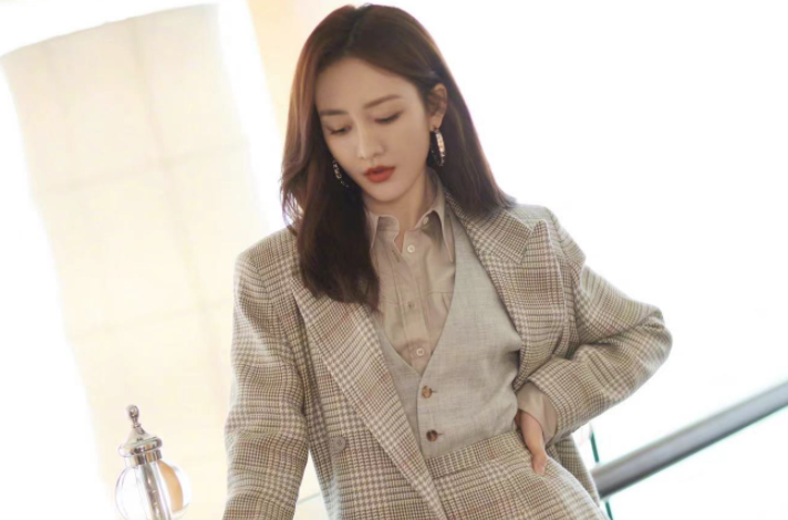 王鸥堪称妈妈级典范!白色蕾丝上衣配牛仔裤简约干练又显气质