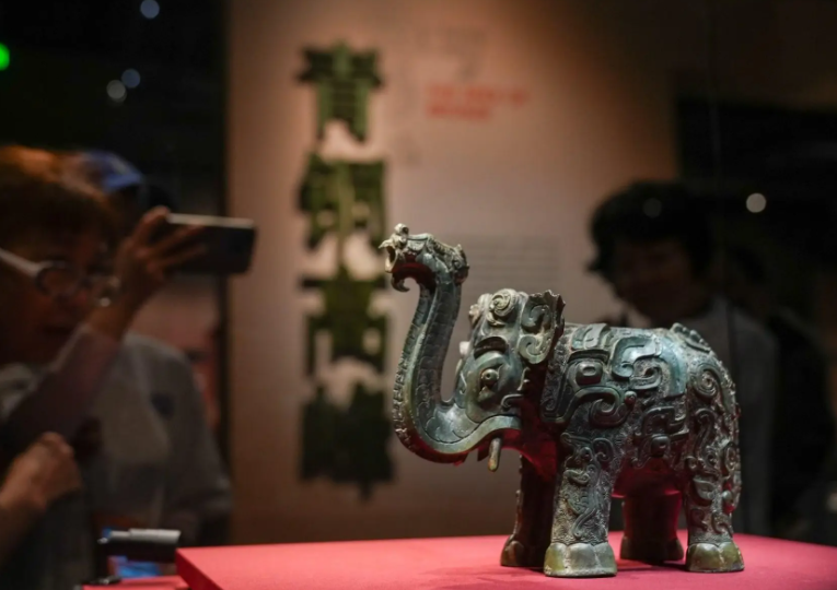 青铜器展柜内有一部手机 博物院回应正在核查中 青铜器展柜内有一部手机 博物院回应正在核查中
