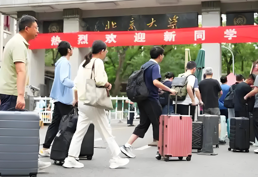 北大2025届4490名本科新生报到!北大2025届本科新生数据变化揭秘! 北大2025届4490名本科新生报到!北大2025届本科新生数据变化揭秘!