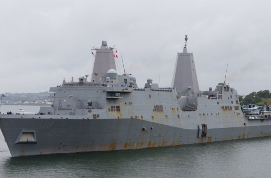 驻日美军万吨舰艇起火烧了12小时 美国“新奥尔良”号两栖船坞登陆舰发生火灾