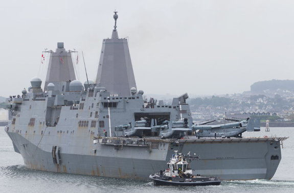 驻日美军万吨舰艇起火烧了12小时 美国“新奥尔良”号两栖船坞登陆舰发生火灾