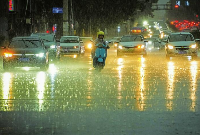 高温暴雨强对流三预警齐发，这些地区将迎8级以上雷暴大风!
