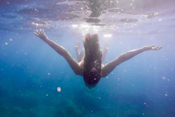 男子水下憋气29分钟刷新世界纪录 打破世界纪录的克罗地亚“海神”! 男子水下憋气29分钟刷新世界纪录 打破世界纪录的克罗地亚“海神”!