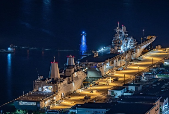 驻日美军万吨舰艇起火烧了12小时 美国“新奥尔良”号两栖船坞登陆舰发生火灾