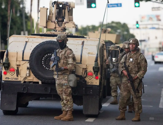 特朗普前往华盛顿街头巡逻 华盛顿驻扎的国民警卫队人数提升至了1900名 特朗普前往华盛顿街头巡逻 华盛顿驻扎的国民警卫队人数提升至了1900名