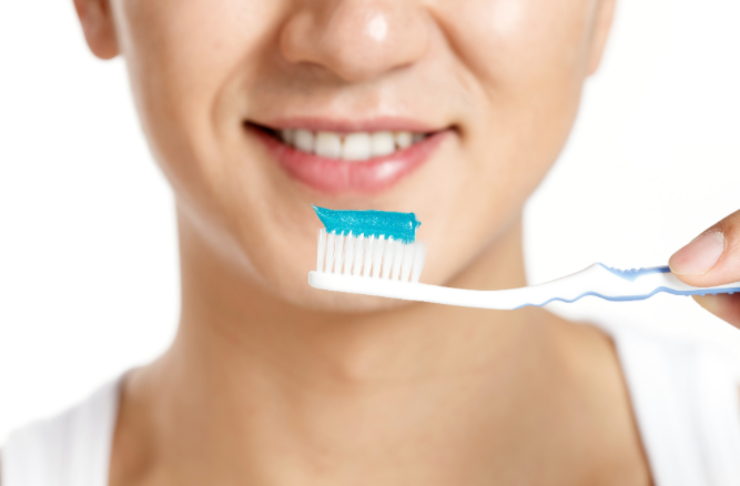 不刷牙睡觉 VS 不刷牙吃早餐 哪个更伤身：答案出乎意料