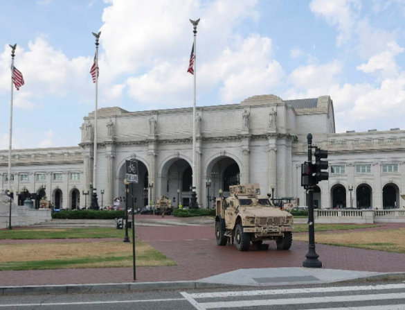 特朗普前往华盛顿街头巡逻 华盛顿驻扎的国民警卫队人数提升至了1900名 特朗普前往华盛顿街头巡逻 华盛顿驻扎的国民警卫队人数提升至了1900名