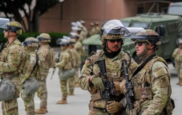 特朗普前往华盛顿街头巡逻 华盛顿驻扎的国民警卫队人数提升至了1900名 特朗普前往华盛顿街头巡逻 华盛顿驻扎的国民警卫队人数提升至了1900名