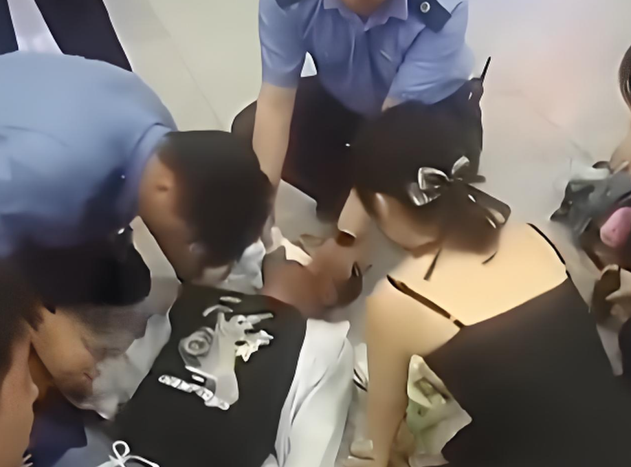 女护士咬掉穿戴甲300秒极限救人！咬掉穿戴甲救人护士:很痛但应该的