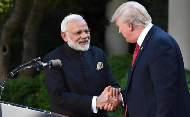 特朗普左手添新淤青 特朗普握手数量比史上总统都多