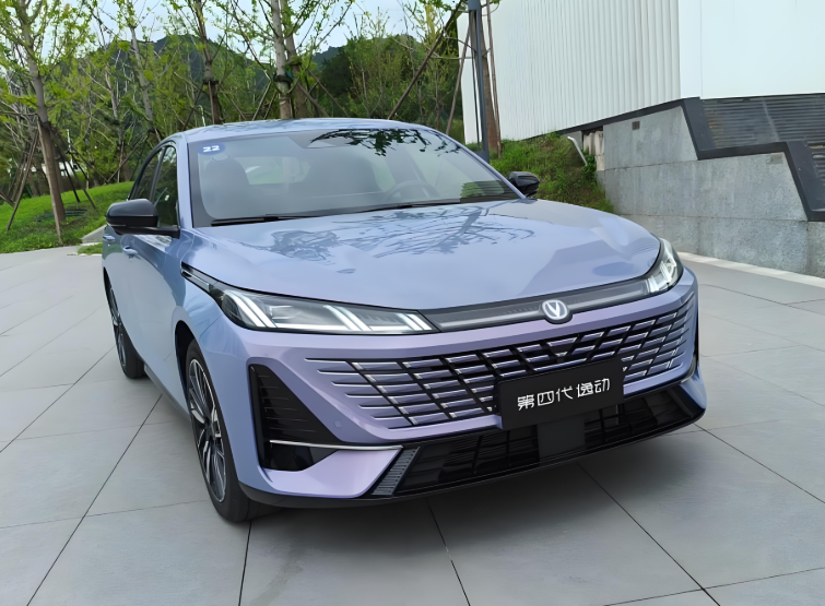 第四代长安逸动预售8.79-9.99万！第四代长安逸动8万块的燃油车，竟然配了电动尾翼和L2驾驶？