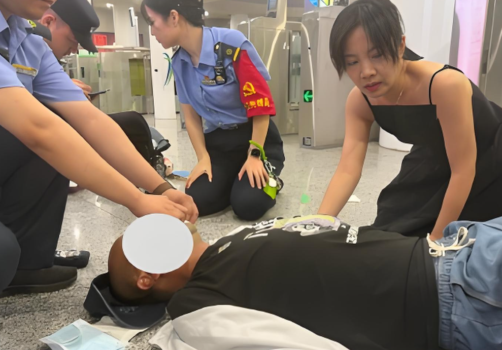 女护士咬掉穿戴甲300秒极限救人！咬掉穿戴甲救人护士:很痛但应该的