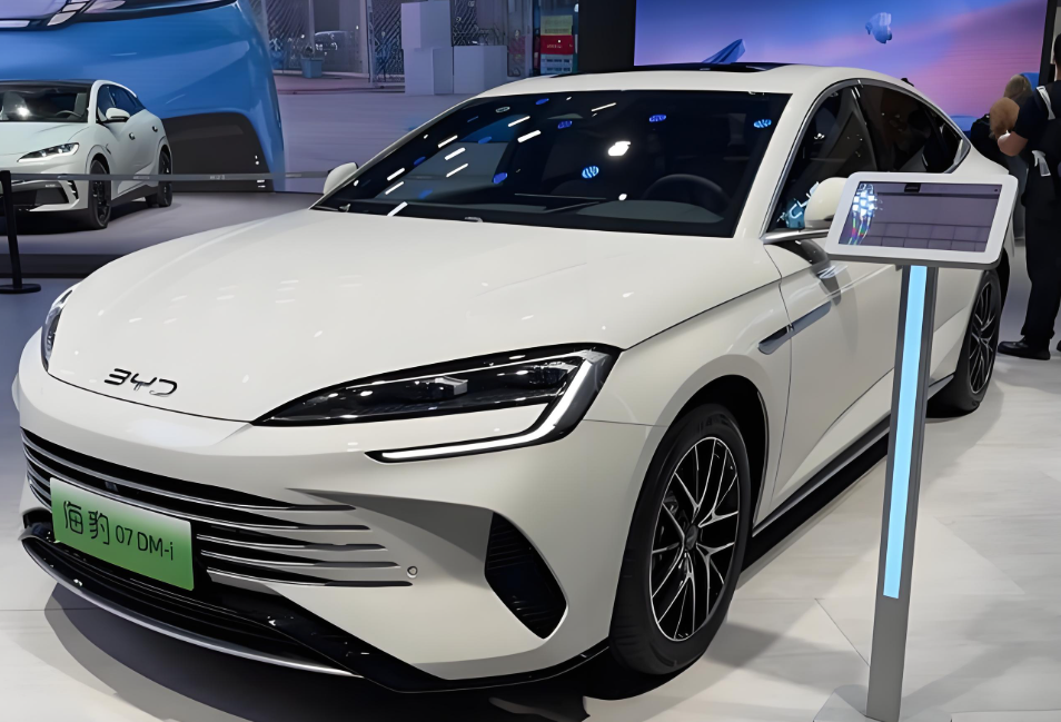 2026款比亚迪海豹07 DM-i官图发布！2026款比亚迪海豹07DM-i配怀挡+冰箱，续航230km+云辇C！