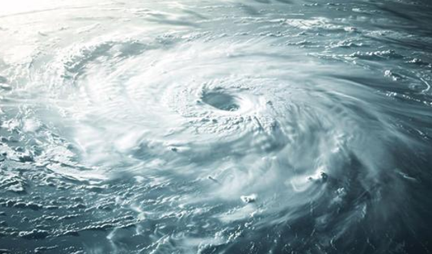 台风来袭!直击十二级风圈里的三亚 “剑鱼”加强为强台风级