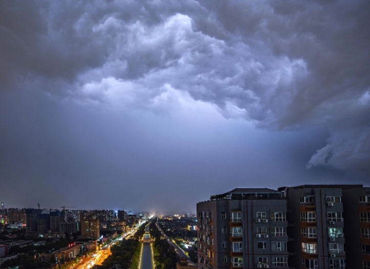 摄影师拍到雷暴云电闪雷鸣与星空同框 这飞过的白光是啥 摄影师拍到雷暴云电闪雷鸣与星空同框 这飞过的白光是啥