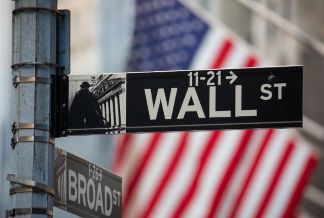 鲍威尔暗示9月将降息 华尔街股市大涨