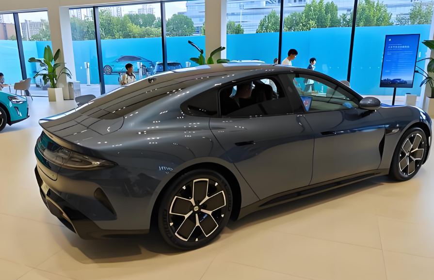 小米SU7L外观曝光！小米SU7L 5.2米行政加长版后排空间大幅度改善！