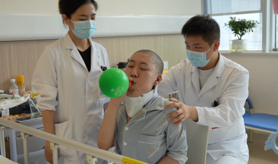 趴着高考的“折叠男孩”将重返大学 世界首例反向折叠脊柱畸形手术完成 趴着高考的“折叠男孩”将重返大学 世界首例反向折叠脊柱畸形手术完成