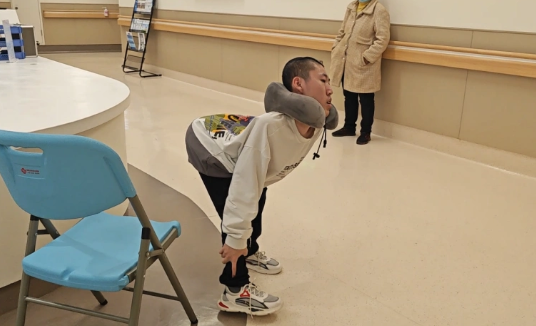 趴着高考的“折叠男孩”将重返大学 世界首例反向折叠脊柱畸形手术完成 趴着高考的“折叠男孩”将重返大学 世界首例反向折叠脊柱畸形手术完成