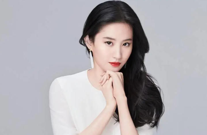 刘亦菲晒38岁生日照 一身黑色穿搭尽显酷飒未来感 刘亦菲晒38岁生日照 一身黑色穿搭尽显酷飒未来感