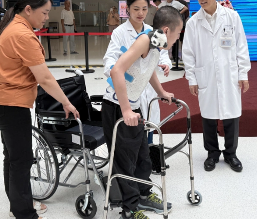 趴着高考的“折叠男孩”将重返大学 世界首例反向折叠脊柱畸形手术完成 趴着高考的“折叠男孩”将重返大学 世界首例反向折叠脊柱畸形手术完成