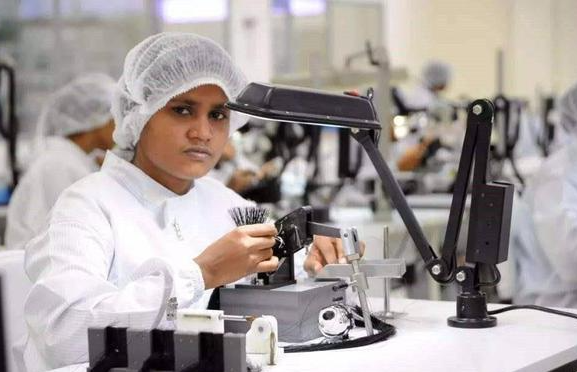 曝富士康从印度召回数百中国工程师 苹果计划将所有销往美国的iPhone转由印度生产