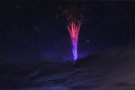 摄影师拍到“蓝色喷流闪电” 发生概率小于万分之一