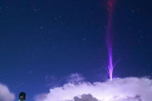 摄影师拍到“蓝色喷流闪电” 发生概率小于万分之一