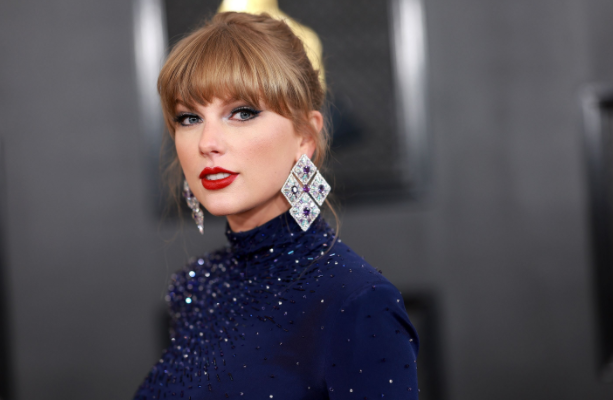 泰勒斯威夫特官宣订婚 与橄榄球运动员凯尔西订婚