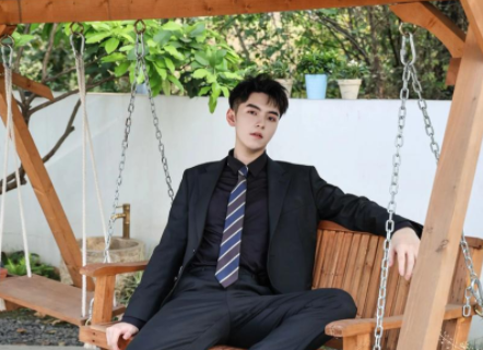 不只是 “黑白灰”!男律师早秋一周穿搭模板来了 不只是 “黑白灰”!男律师早秋一周穿搭模板来了