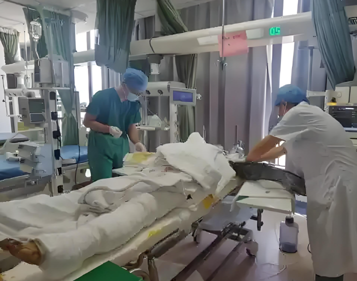 安徽大哥火海两救妻子!丈夫两次冲进火场救妻双双烧伤 安徽大哥火海两救妻子!丈夫两次冲进火场救妻双双烧伤