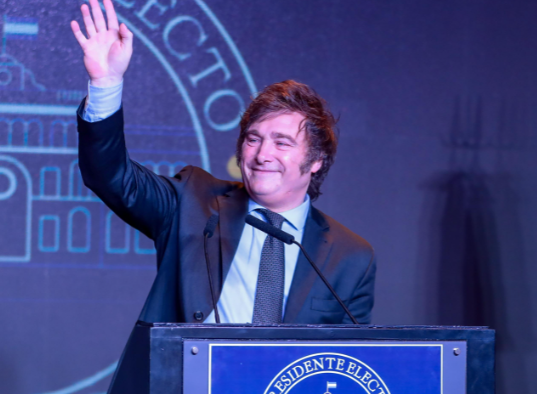 阿根廷总统遭抗议者扔石块 米莱政府信任指数降至最低水平 阿根廷总统遭抗议者扔石块 米莱政府信任指数降至最低水平